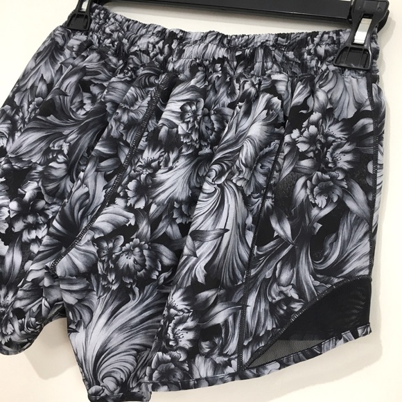 lululemon athletica Hotty Hot Short II 4" Night Garden Floral Ice Grey Black - Picture 8 of 16